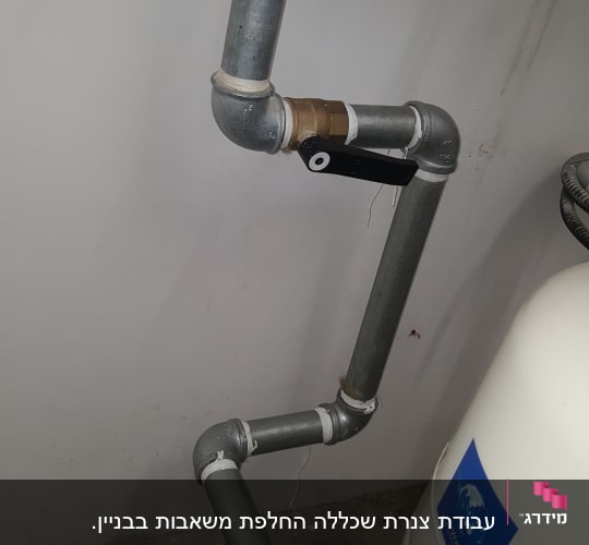צינורות מתכת עם ברזים ומחברים